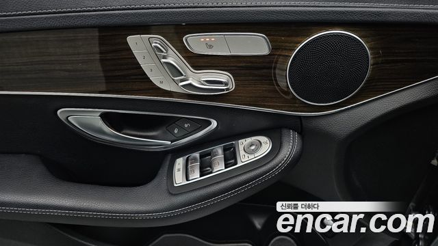 Mercedes-Benz C-Class 2018 — photo 28