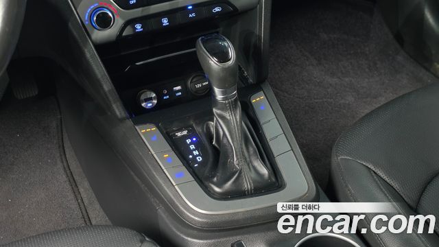 Hyundai AVANTE 2017 — photo 12