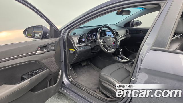 Hyundai AVANTE 2017 — photo 13
