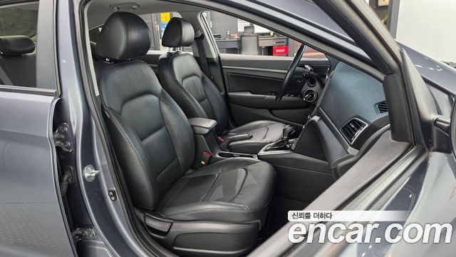Hyundai AVANTE 2017 — photo 17
