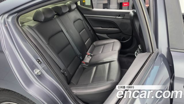 Hyundai AVANTE 2017 — photo 18