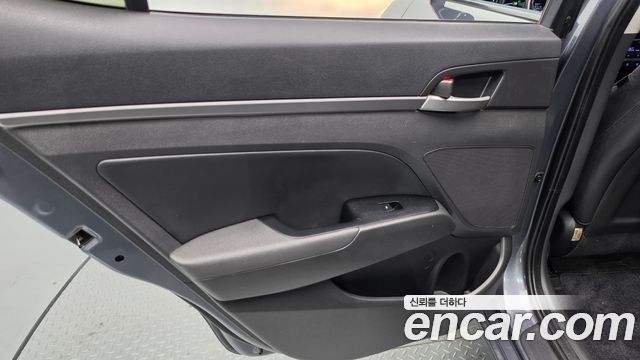 Hyundai AVANTE 2017 — photo 15