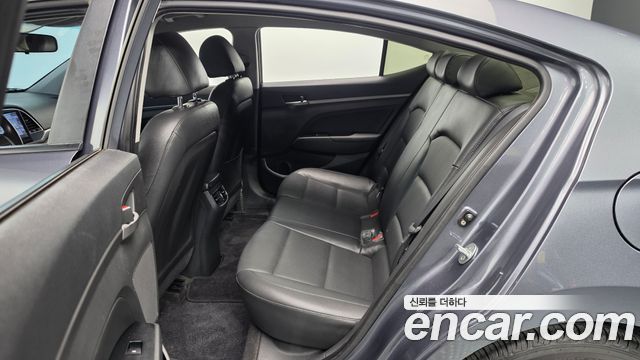Hyundai AVANTE 2017 — photo 16