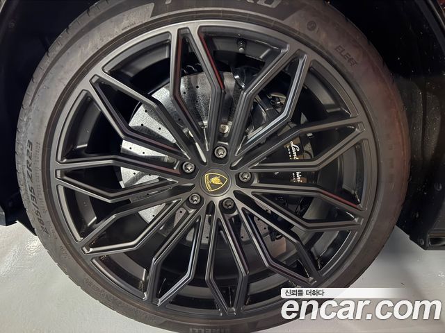 Lamborghini Urus 2025 — photo 15