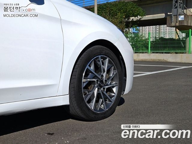 Hyundai AVANTE 2019 — photo 18