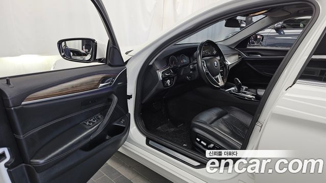 BMW 5-Series 2019 — photo 13