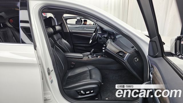 BMW 5-Series 2019 — photo 17