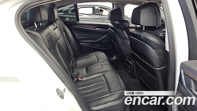 BMW 5-Series 2019 — photo 18