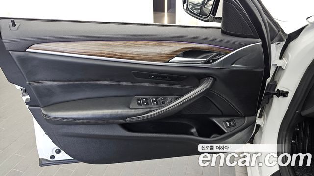 BMW 5-Series 2019 — photo 14