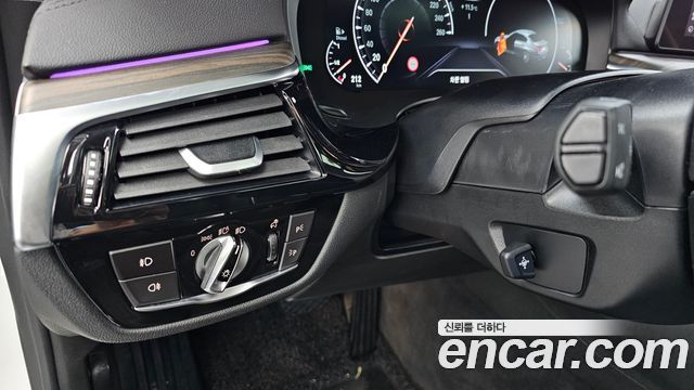 BMW 5-Series 2019 — photo 27