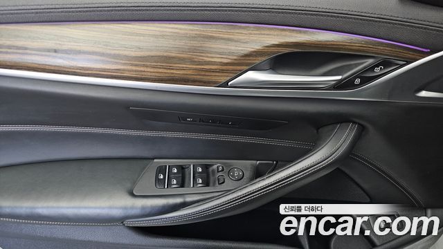 BMW 5-Series 2019 — photo 29