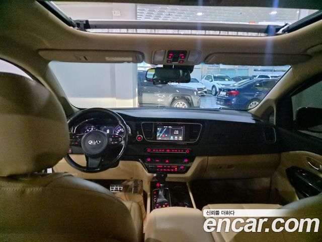 Kia Canival 2015 — photo 7
