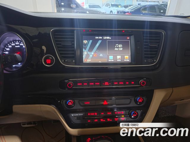 Kia Canival 2015 — photo 12