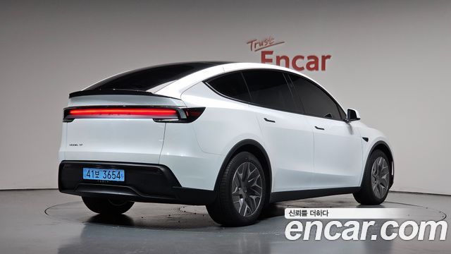 Tesla Model Y 2026 — photo 2