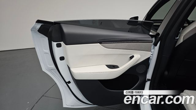Tesla Model Y 2026 — photo 15