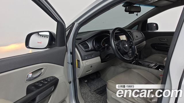 Kia Canival 2015 — photo 10