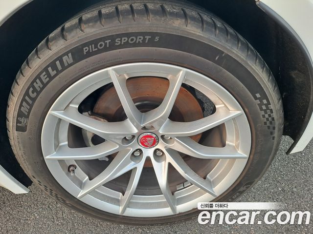 Jaguar F-TYPE 2019 — photo 5