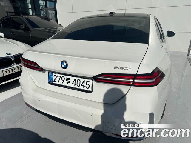 BMW 5-Series 2025 — photo 2