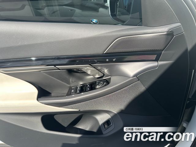 BMW 5-Series 2025 — photo 10