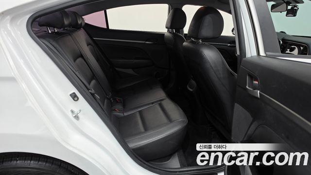 Hyundai AVANTE 2016 — photo 17