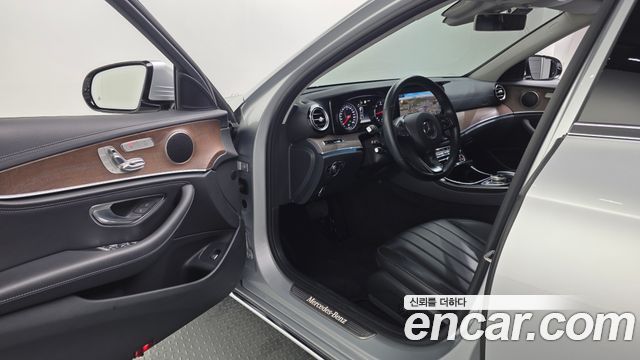 Mercedes-Benz E-Class 2017 — photo 10