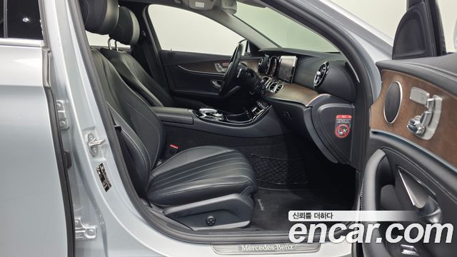 Mercedes-Benz E-Class 2017 — photo 11