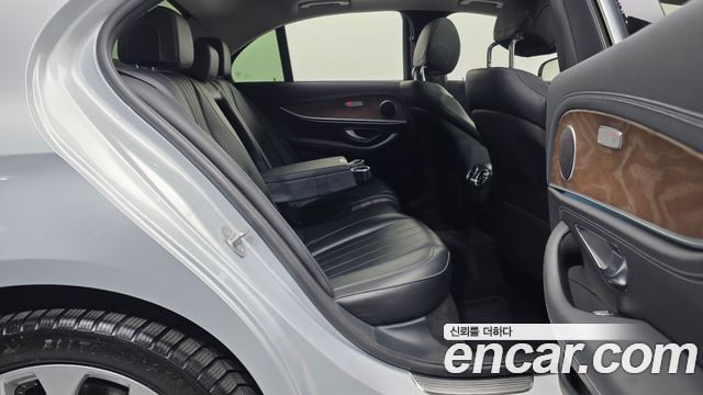 Mercedes-Benz E-Class 2017 — photo 12