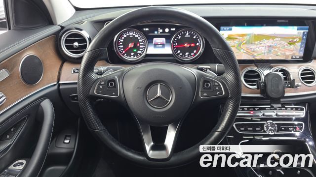 Mercedes-Benz E-Class 2017 — photo 13