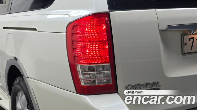 Kia Canival 2010 — photo 9