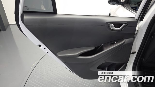 Hyundai Ioniq 2017 — photo 15