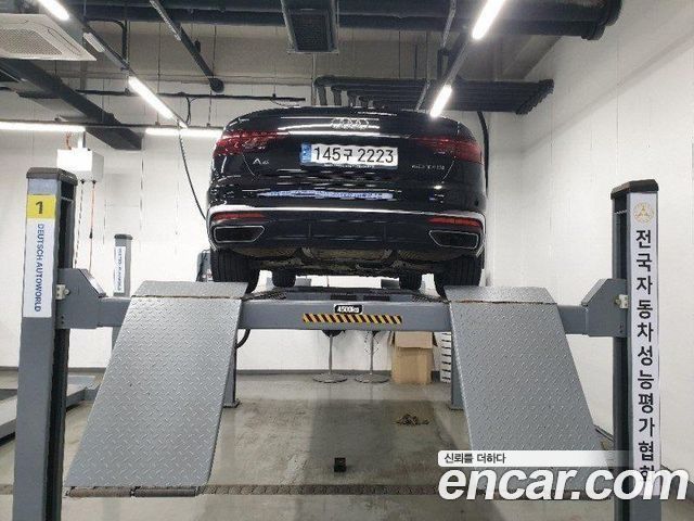Audi A4 2023 — photo 2