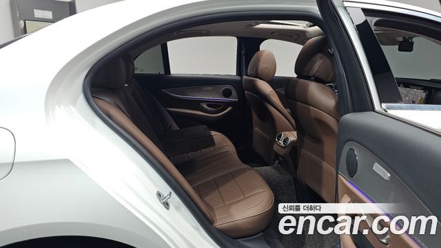 Mercedes-Benz E-Class 2019 — photo 17