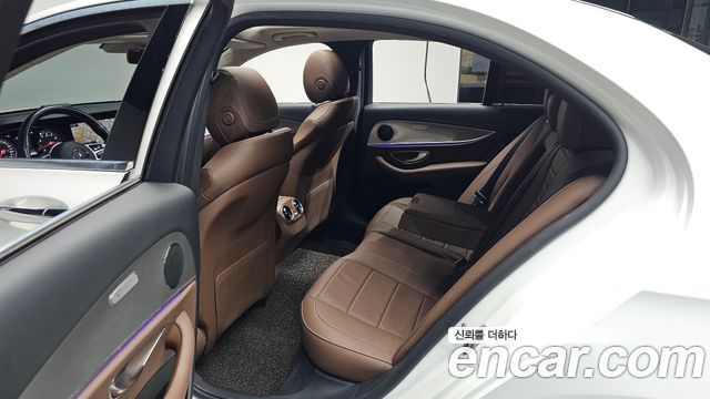 Mercedes-Benz E-Class 2019 — photo 18