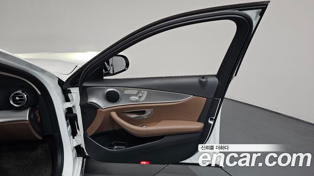 Mercedes-Benz E-Class 2019 — photo 14