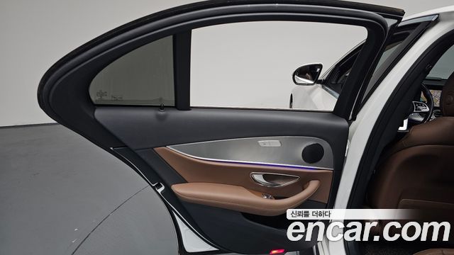 Mercedes-Benz E-Class 2019 — photo 15