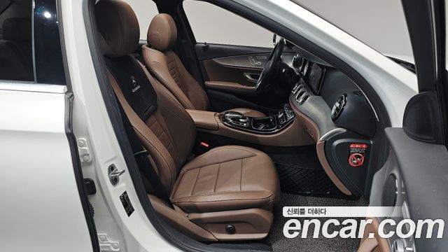Mercedes-Benz E-Class 2019 — photo 16