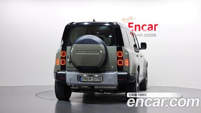 Land Rover Defender 2023 — photo 4