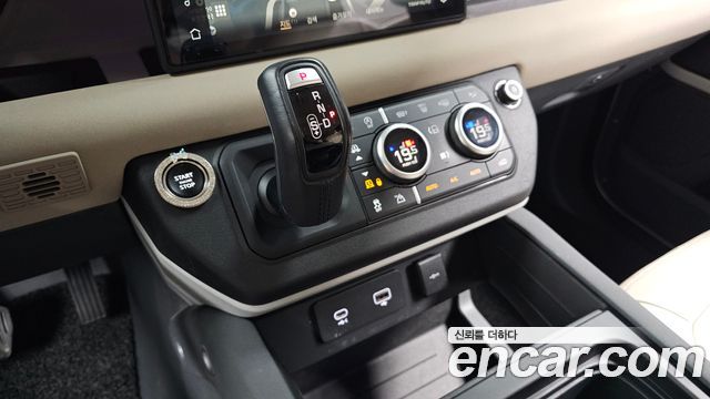Land Rover Defender 2023 — photo 12