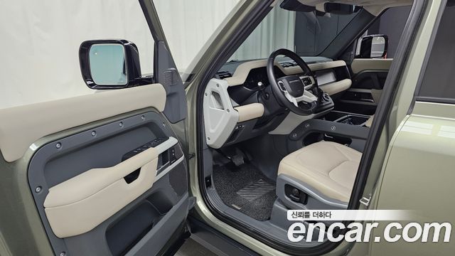 Land Rover Defender 2023 — photo 13