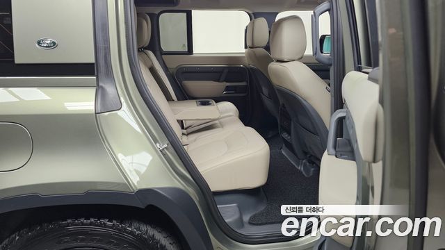Land Rover Defender 2023 — photo 17