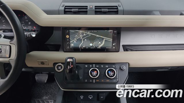 Land Rover Defender 2023 — photo 19