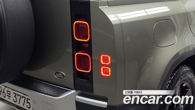 Land Rover Defender 2023 — photo 9