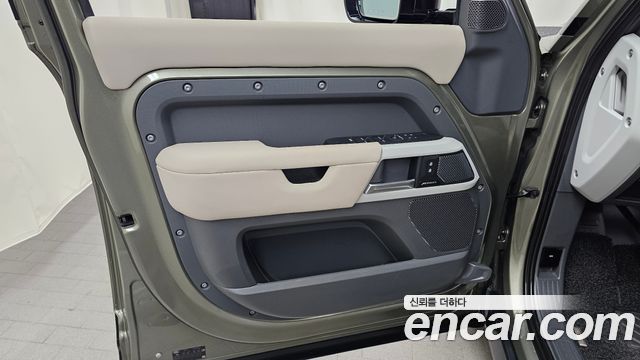 Land Rover Defender 2023 — photo 14