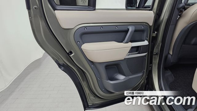 Land Rover Defender 2023 — photo 15