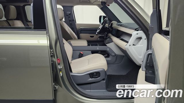 Land Rover Defender 2023 — photo 16