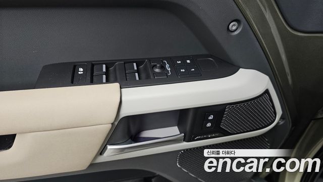 Land Rover Defender 2023 — photo 28
