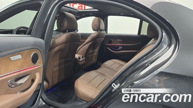 Mercedes-Benz E-Class 2021 — photo 17