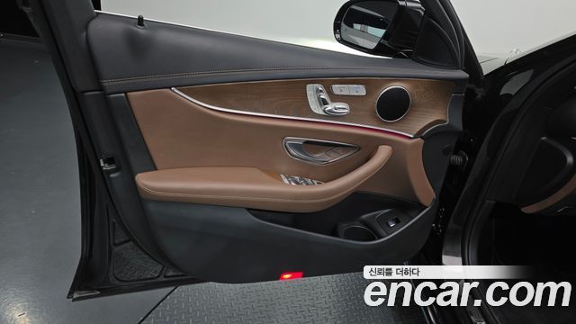 Mercedes-Benz E-Class 2021 — photo 14