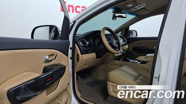Kia Canival 2015 — photo 10