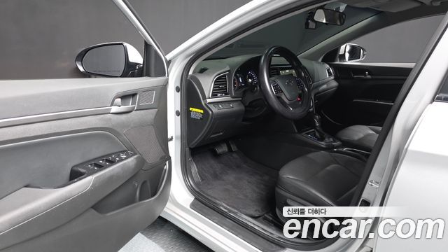 Hyundai AVANTE 2017 — photo 13